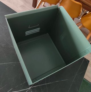 Bonita Caja Metálica Organizadora, de Ikea.