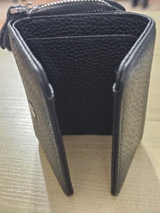 Cartera pequeña piel granulada negra