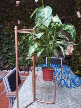 Macetero dorado con planta artificial