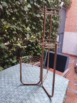 Macetero dorado con planta artificial