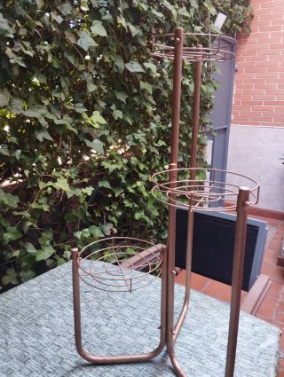 Macetero dorado con planta artificial