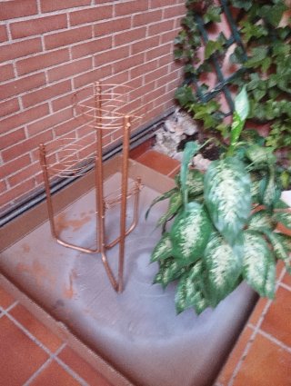 Macetero dorado con planta artificial