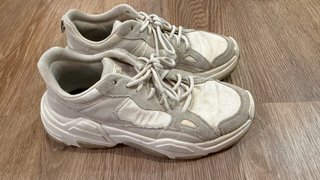 Zapatillas grises y blancas talla 42
