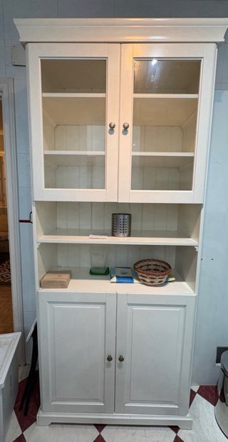 Alacena vitrina de madera y cristal LIATORP
