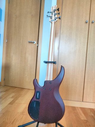 Bajo Yamaha TRBX505