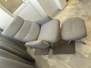 Sillón reclinable gris con reposapiés