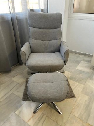 Sillón reclinable gris con reposapiés