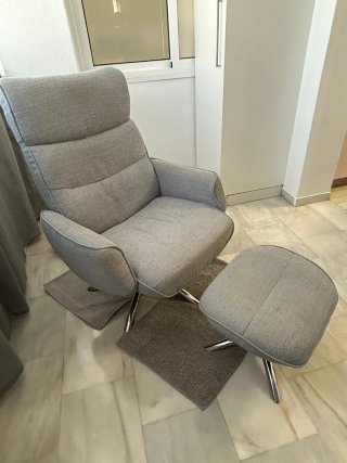Sillón reclinable gris con reposapiés