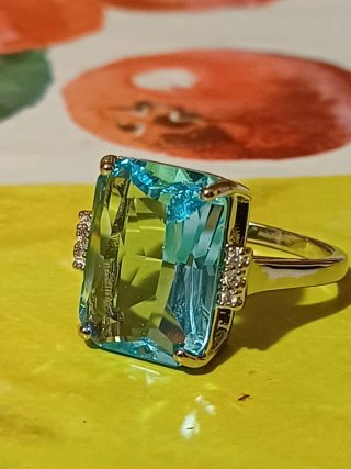 Anello con pietra azzurra e zirconi