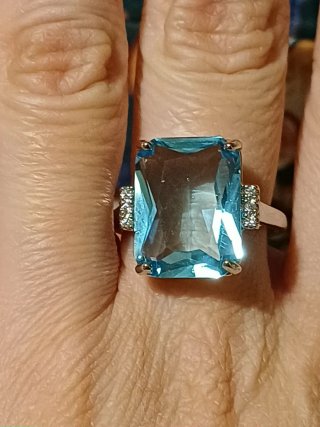 Anello con pietra azzurra e zirconi