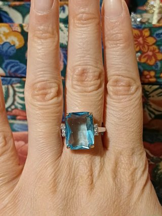 Anello con pietra azzurra e zirconi