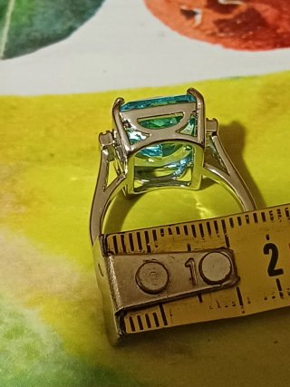 Anello con pietra azzurra e zirconi