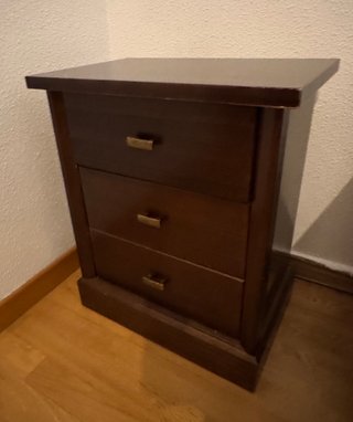 Dos mesitas de noche de madera marrón