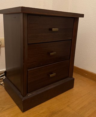 Dos mesitas de noche de madera marrón