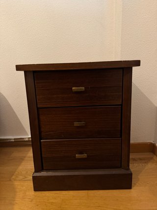 Dos mesitas de noche de madera marrón