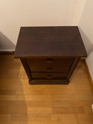 Dos mesitas de noche de madera marrón
