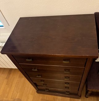 Cómoda de madera marrón