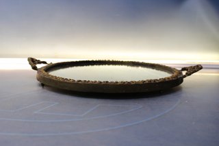 Antigua bandeja circular de bronce con espejo. Centro de mesa.