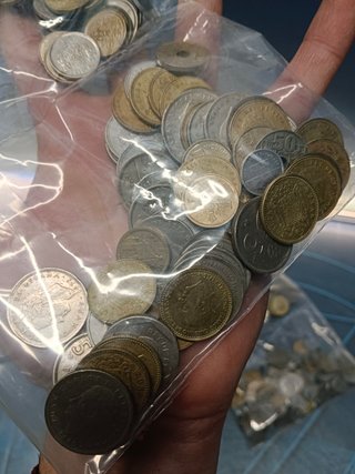 Dos bolsas de monedas variadas, pesetas