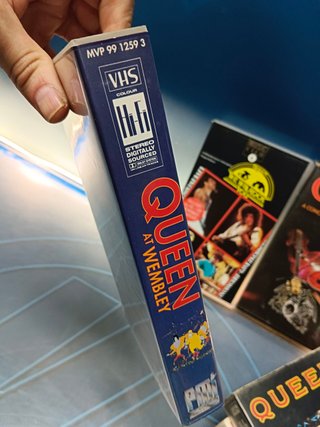 lote 6 VHS, musicales, Queen live at, live it...