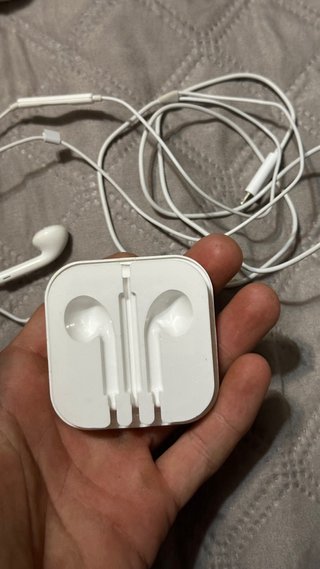 Auriculares iPhone Lightning con cable. Trae funda