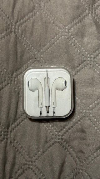 Auriculares iPhone Lightning con cable. Trae funda