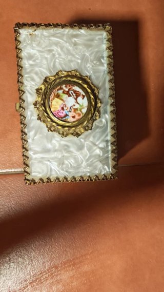 Caja joyero nácar dorada años 60