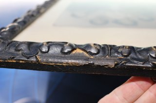 Antigua fotografía familiar firmada en marco de madera tallada.