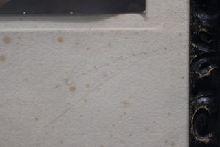 Antigua fotografía familiar firmada en marco de madera tallada.