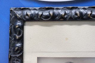 Antigua fotografía familiar firmada en marco de madera tallada.