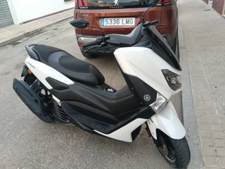 Yamaha NMAX 125 Scooter Negra y Blanca