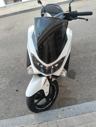 Yamaha NMAX 125 Scooter Negra y Blanca