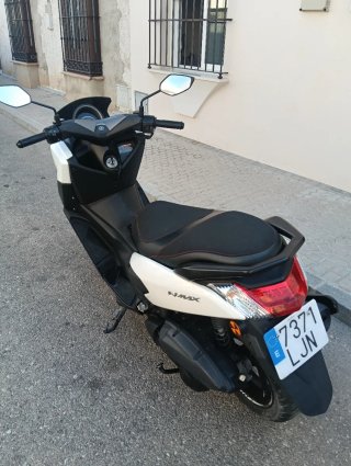 Yamaha NMAX 125 Scooter Negra y Blanca