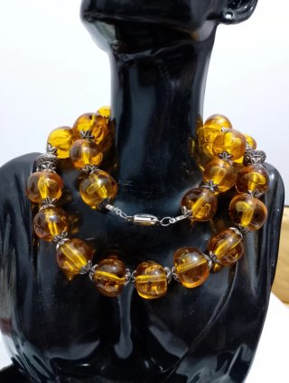 Collana simil ambra con perle grandi