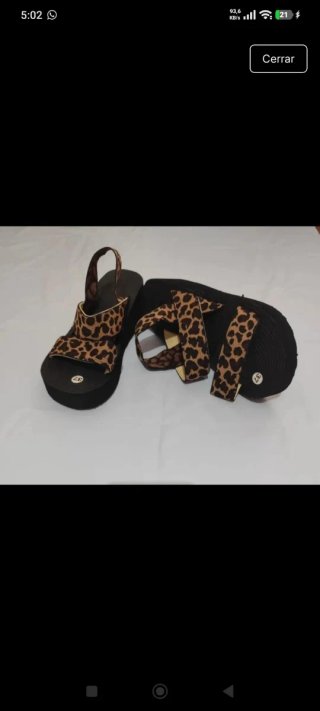 Medias de rejilla con estampado ,bata y sandalias