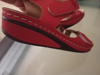 Sandalias rojas para mujer y beige und.