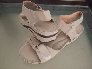 Sandalias rojas para mujer y beige und.