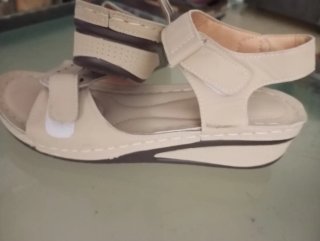 Sandalias rojas para mujer y beige und.
