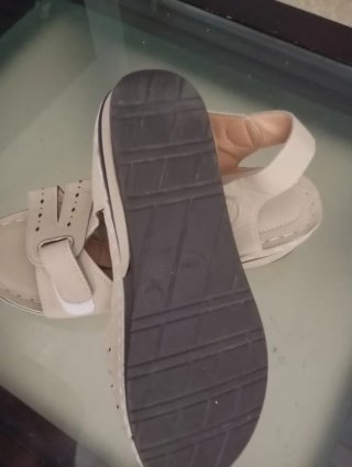 Sandalias rojas para mujer y beige und.