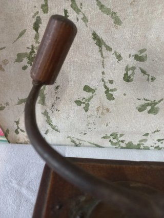 Molinillo de café antiguo de madera