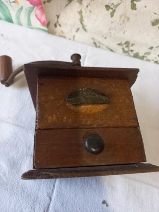 Molinillo de café antiguo de madera