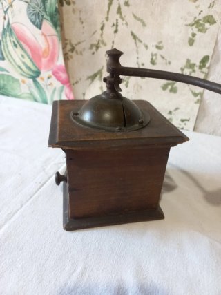 Molinillo de café antiguo de madera