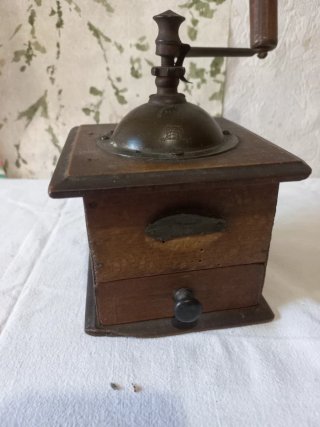 Molinillo de café antiguo de madera