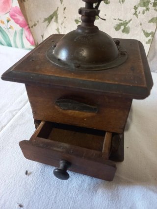 Molinillo de café antiguo de madera