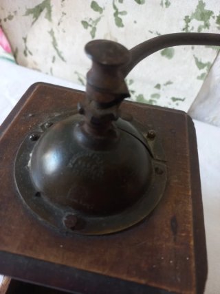 Molinillo de café antiguo de madera