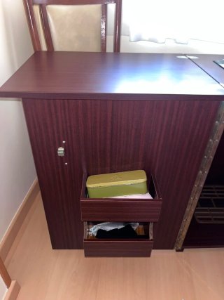 Maquina de coser antigua con Mueble de madera marr