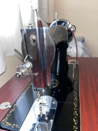Maquina de coser antigua con Mueble de madera marr