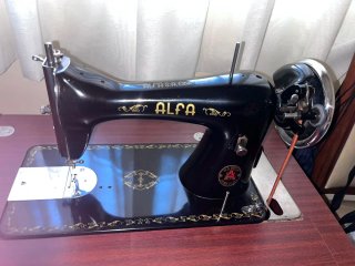 Maquina de coser antigua con Mueble de madera marr