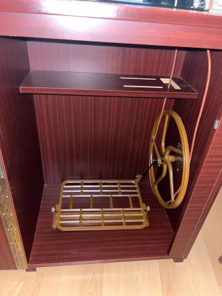 Maquina de coser antigua con Mueble de madera marr