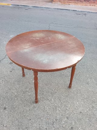 Mesa redonda de madera marrón